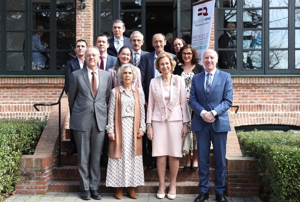Fotografía de grupo de Su Majestad la Reina Doña Sofía al término del acto de entrega de los Premios Íñigo Álvarez de Toledo